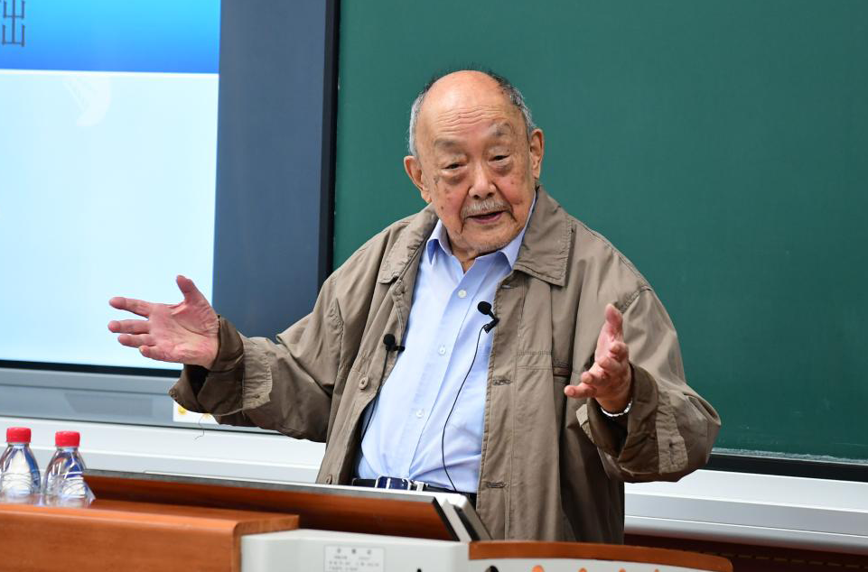 楊士莪
生前系中國工程院院士、哈爾濱工程大學教授,用畢生心血為中國水聲事業發展作出了突出貢獻。